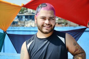 Louis Gustavo busca respeito a LGBTs e trabalha moda de quebrada no Capão Redondo