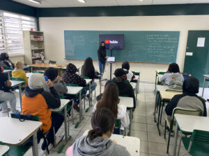 Alunos e professores criam canal de notícias sobre escola na zona sul de SP