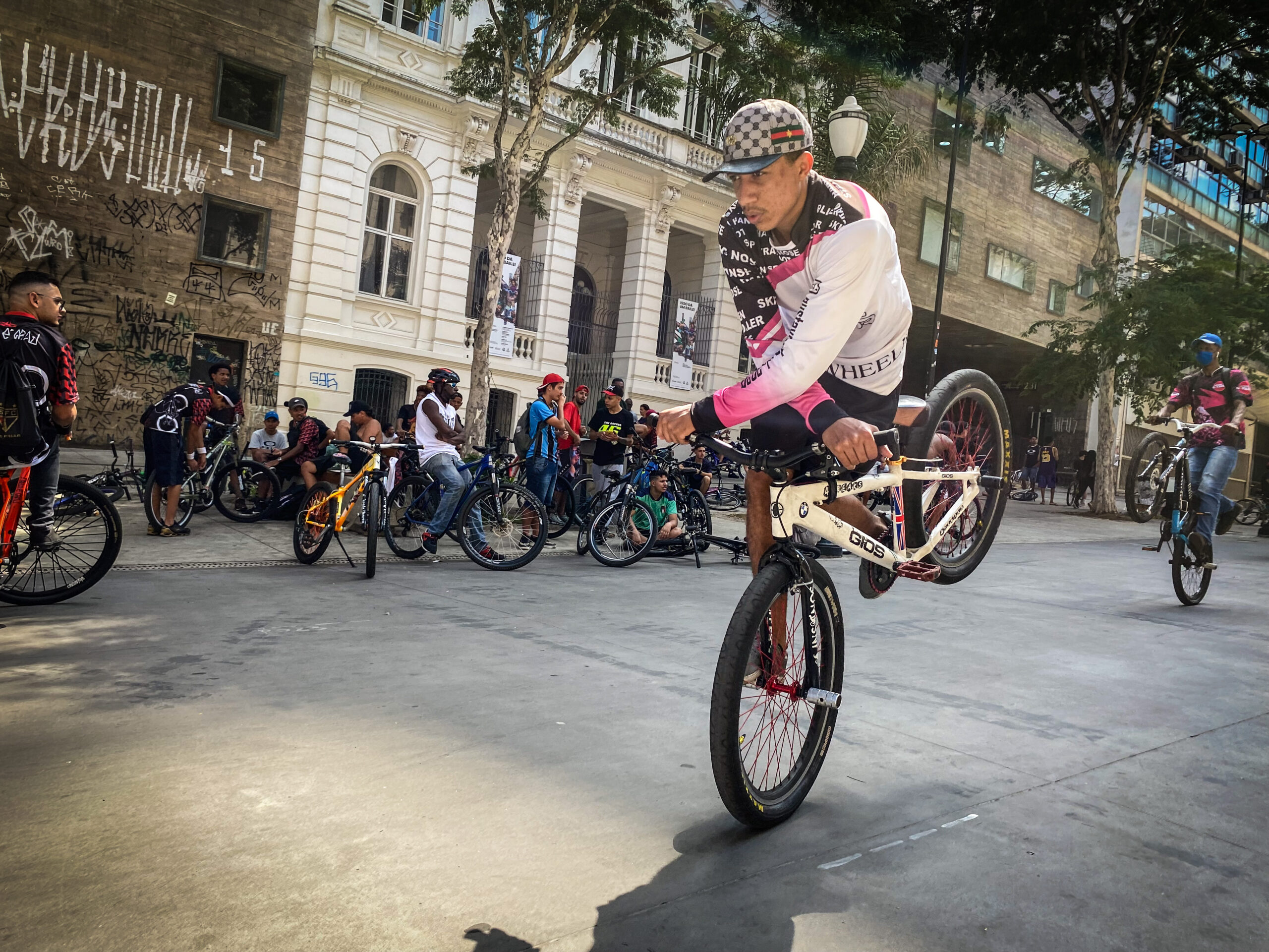Competição de manobras em bicicletas atrai jovens e o esporte ganha força