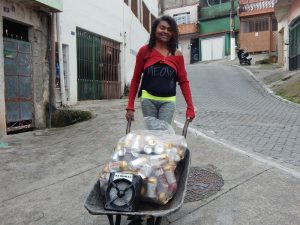 Conheça a catadora de recicláveis que realiza ações sociais no Grajaú e investe no sonho da filha artista
