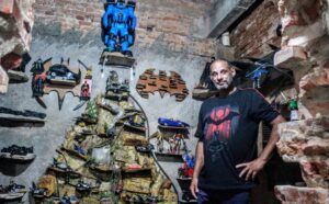 Dos quadrinhos para a quebrada: morador de Guarulhos constrói ‘batcaverna’ dentro de casa