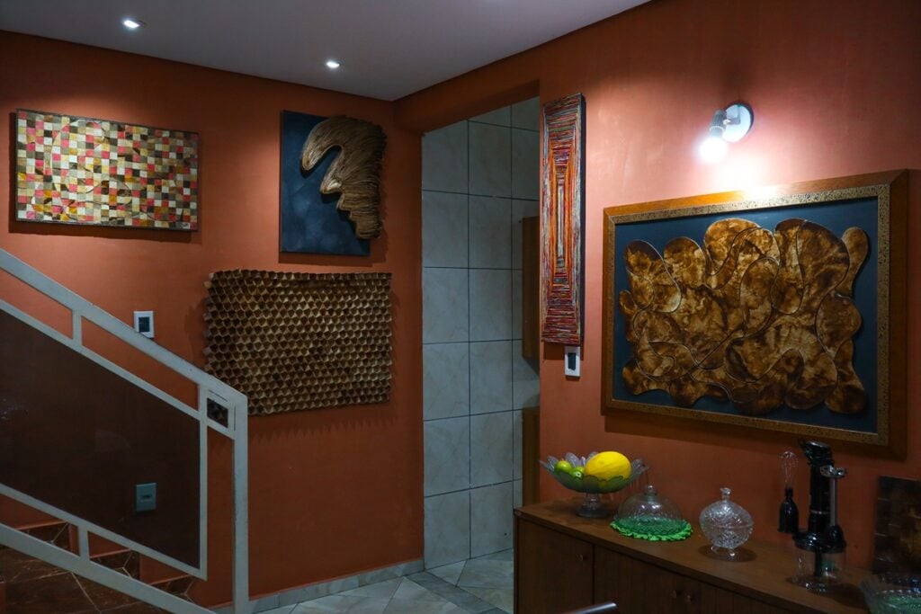 A casa do artista também funciona como galeria com obras em todo os espaços