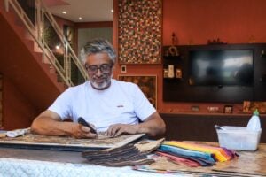Em Mogi das Cruzes, artista transforma filtros de café usados em obras de arte