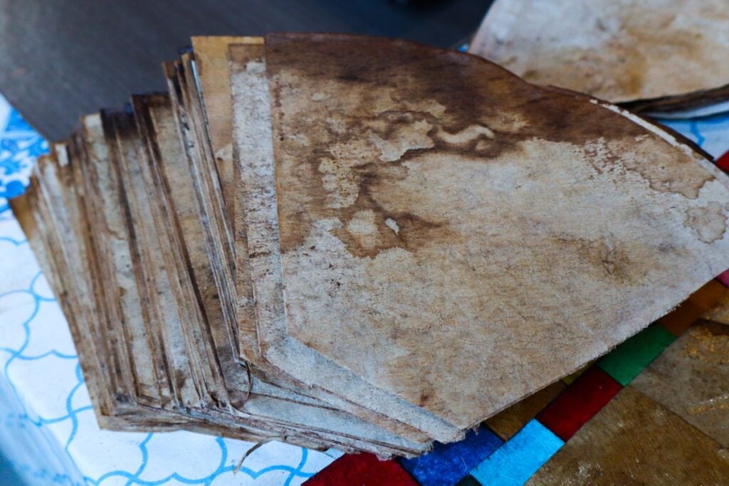 Os filtros de café que serão usados para as obras de arte do Sidney