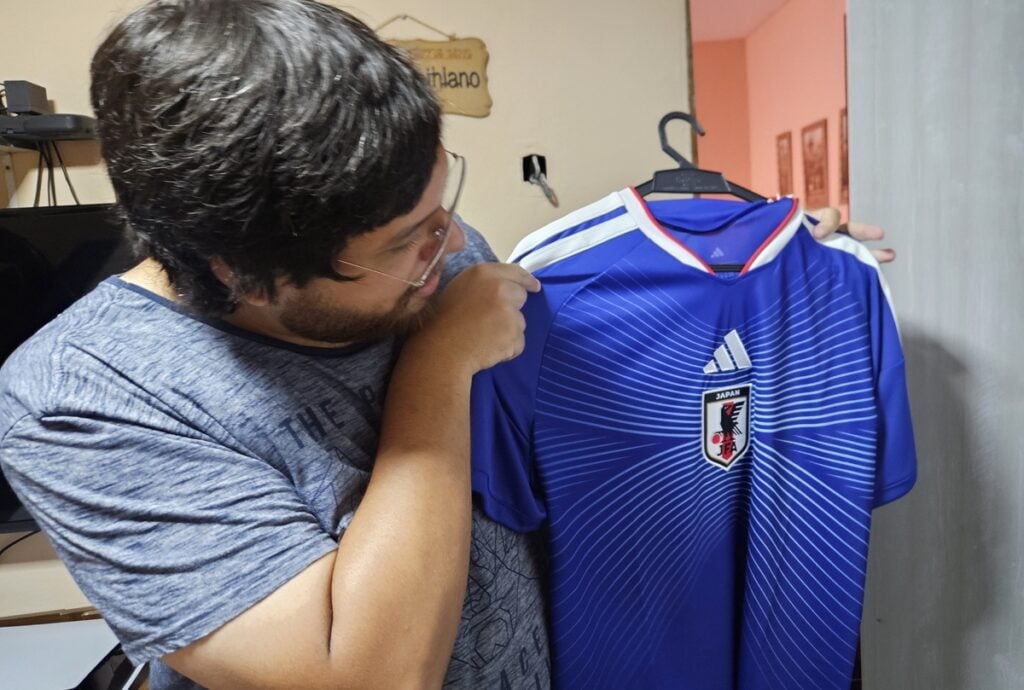 A paixão pela Copa também vai além dos álbuns para Alisson, que conta com o belo uniforme da seleção japonesa para 2026