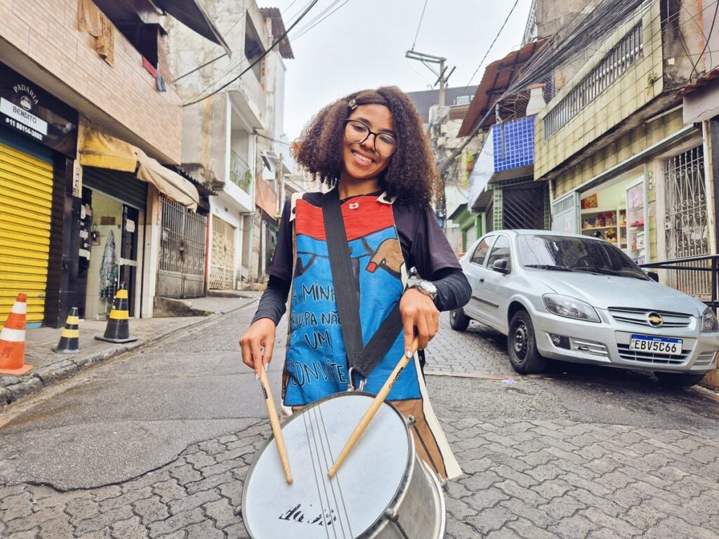 Alice, aluna no CCA Lagoa tocou um instrumento musical no evento