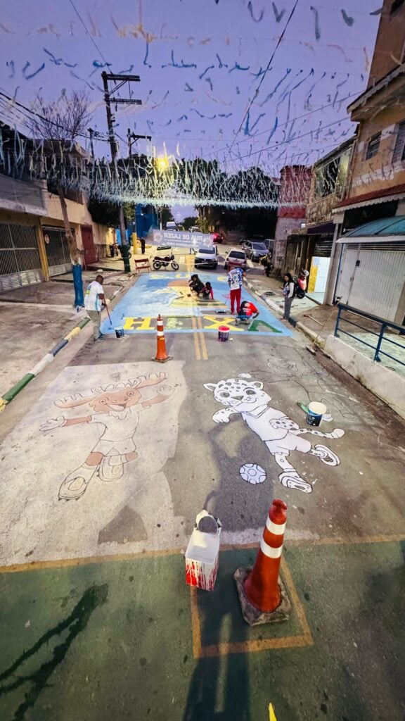 Em Diadema, crianças ajudaram na pintura com desenhos sobre o canarinho e Neymar