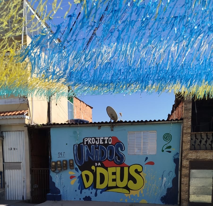 Em Diadema, crianças ajudaram na pintura com desenhos sobre o canarinho e Neymar