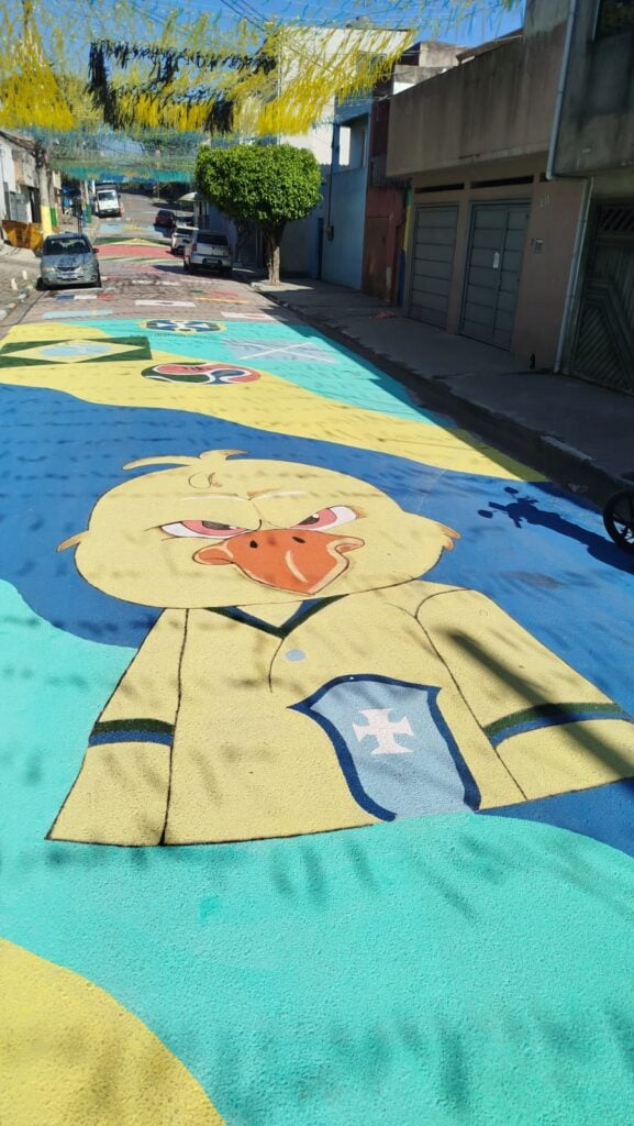 Em Diadema, crianças ajudaram na pintura com desenhos sobre o canarinho e Neymar