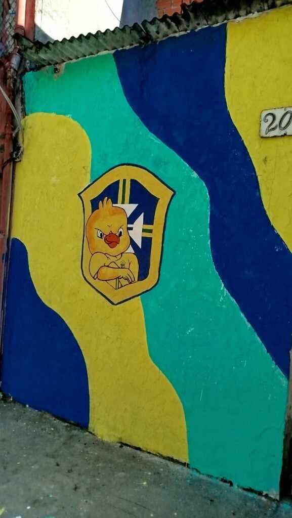 Em Diadema, crianças ajudaram na pintura com desenhos sobre o canarinho e Neymar