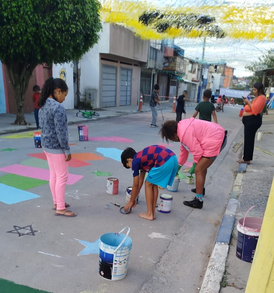 Em Diadema, crianças ajudaram na pintura com desenhos sobre o canarinho e Neymar
