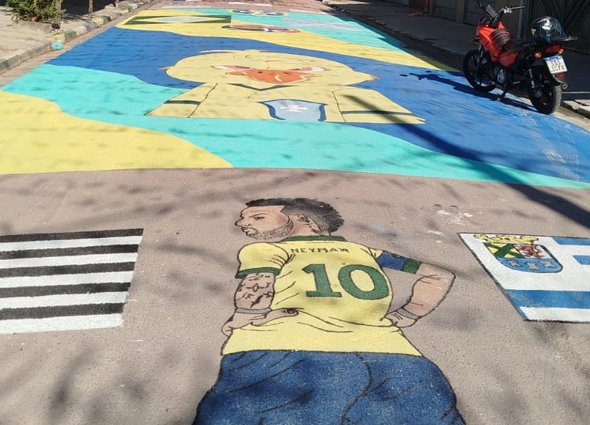 Em Diadema, crianças ajudaram na pintura com desenhos sobre o canarinho e Neymar
