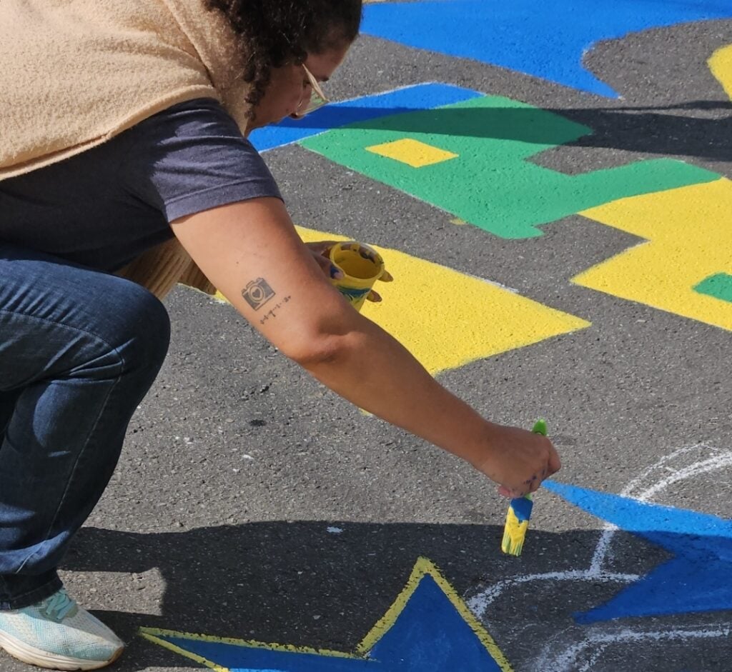 Cerca de 60 pessoas entre moradores e apoiadores participaram das pinturas na Rua Salgueiro do Campo