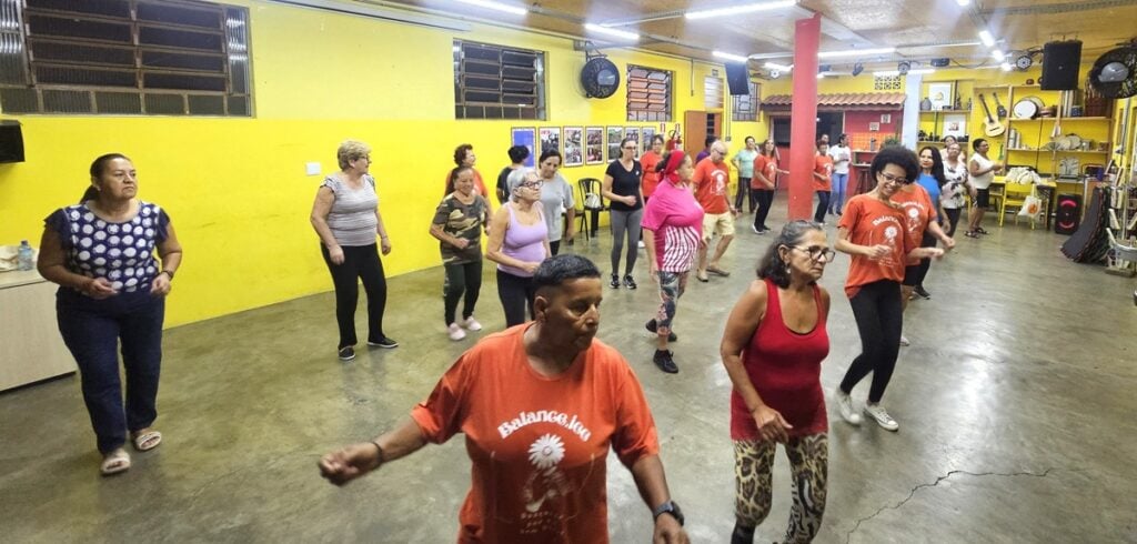 Cerca de 30 alunas participam da aula de forró
