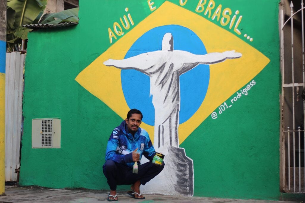 Danilo, responsável pelos desenhos da Copa no bairro. Reprodução_ Lucas Perez_(1)