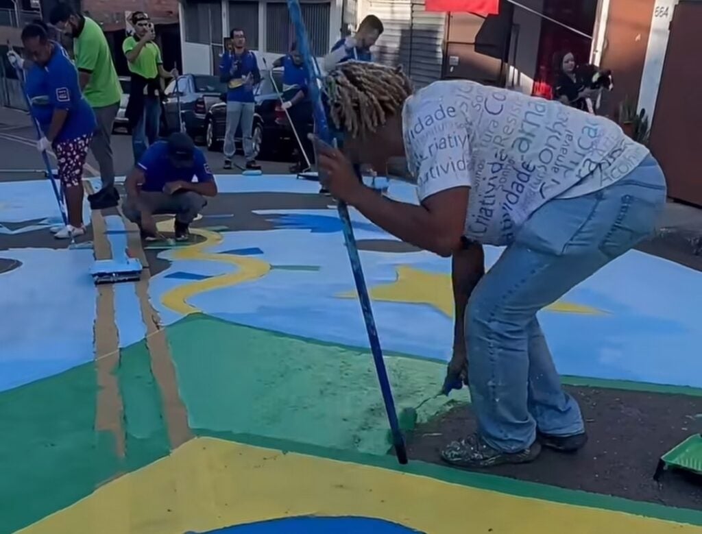 Eduardo participando da pintura da Rua Salgueiro do Campo