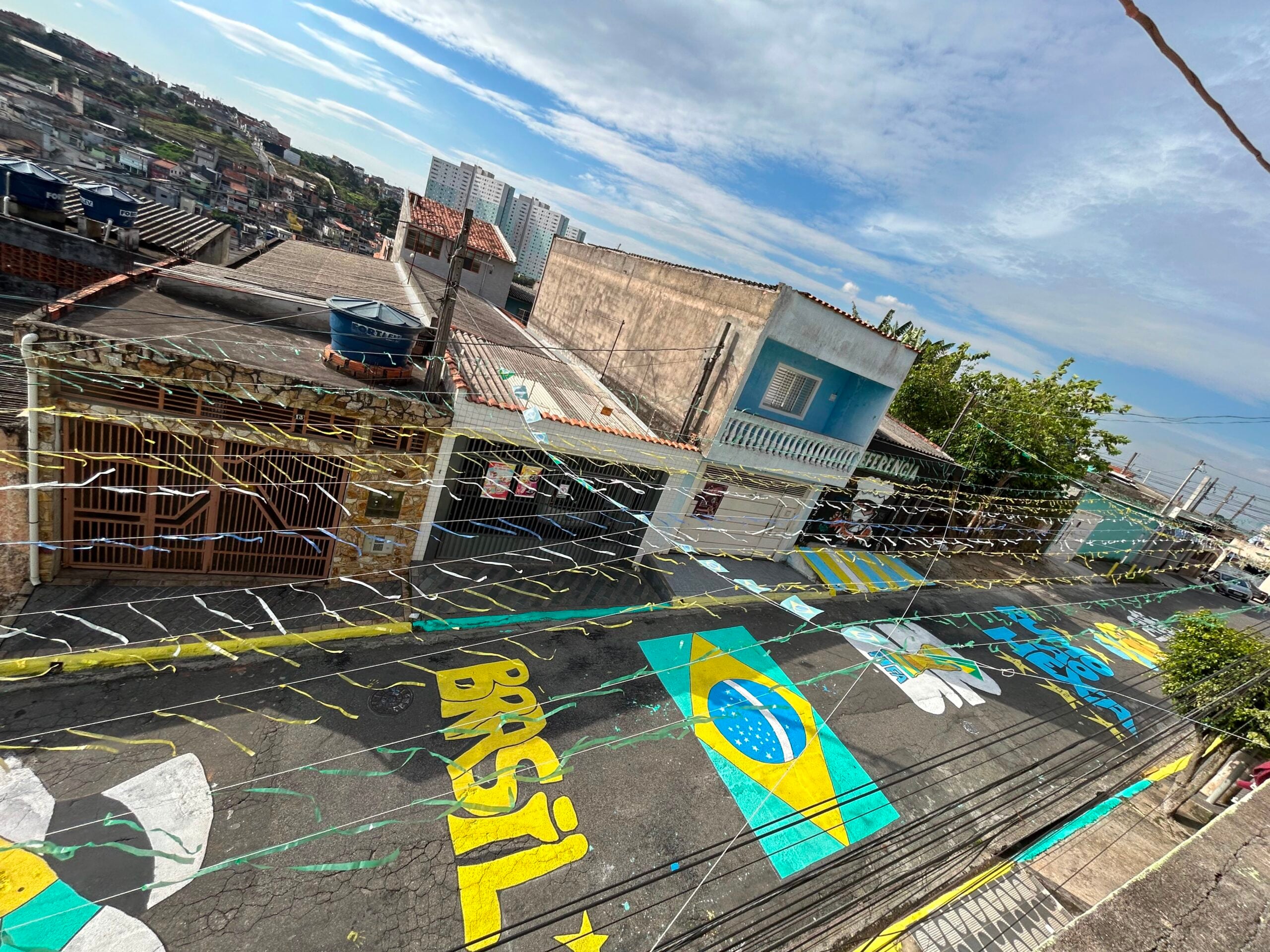 Em Ferraz de Vaconcelos só teve espaço para o verde e amarelo na pintura das ruas