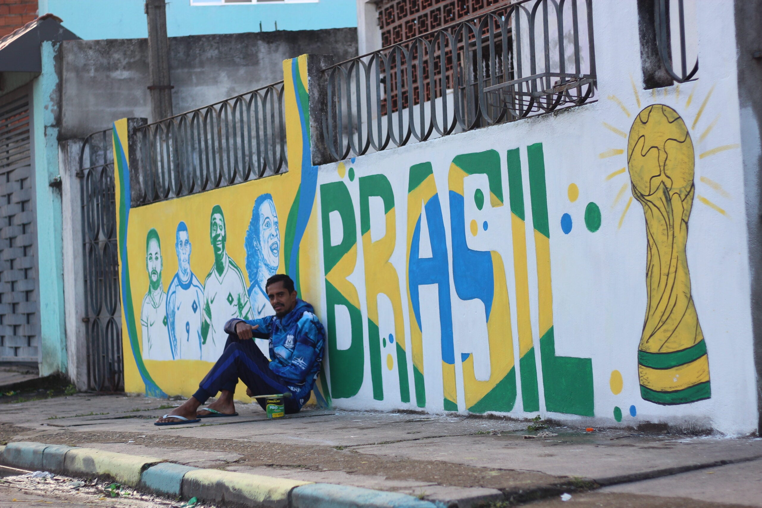 Na cidade, grafites de jogadores icônicos relembram outras Copas
