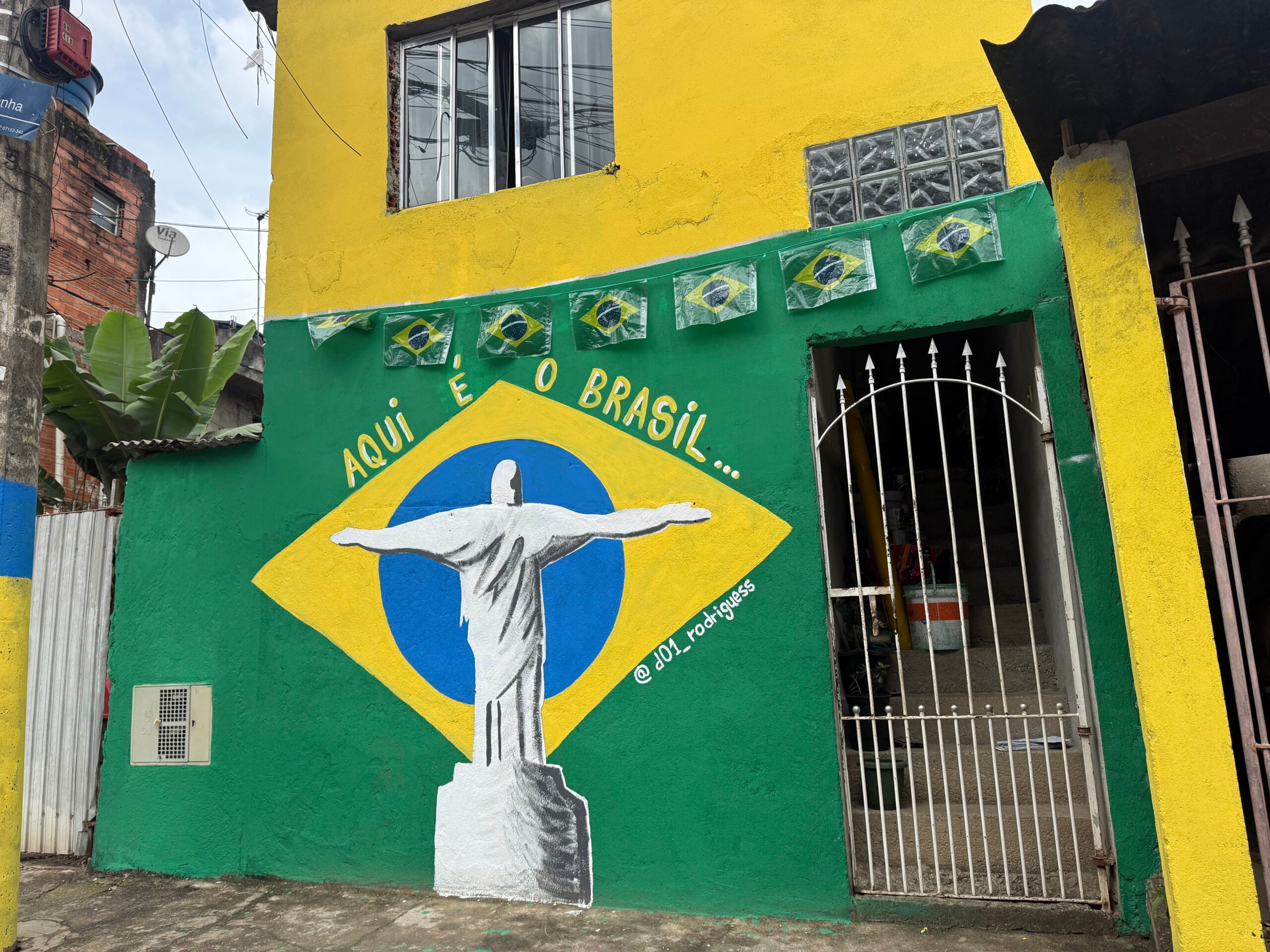 O Cirsto Redentor sobre a bandeira nacional celebra brasilidade em Guarulhos, na Grande São Paulo