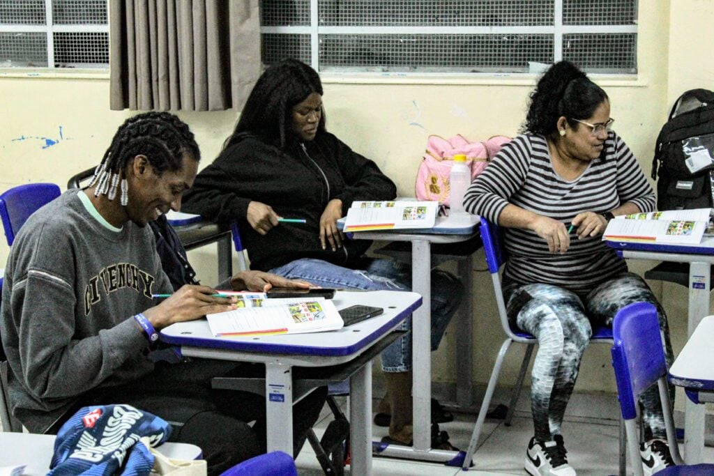 Casal nigeriano, Blessing e John Paul, levam a filha para as aulas
