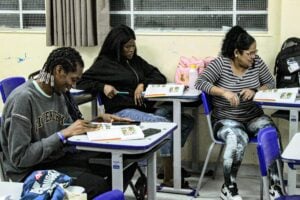 Aumento de imigrantes transforma escolas em espaço de acolhimento para pais e filhos na zona leste de SP