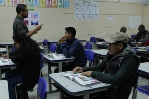 Escola vira espaço de acolhimento para imigrantes da zona leste