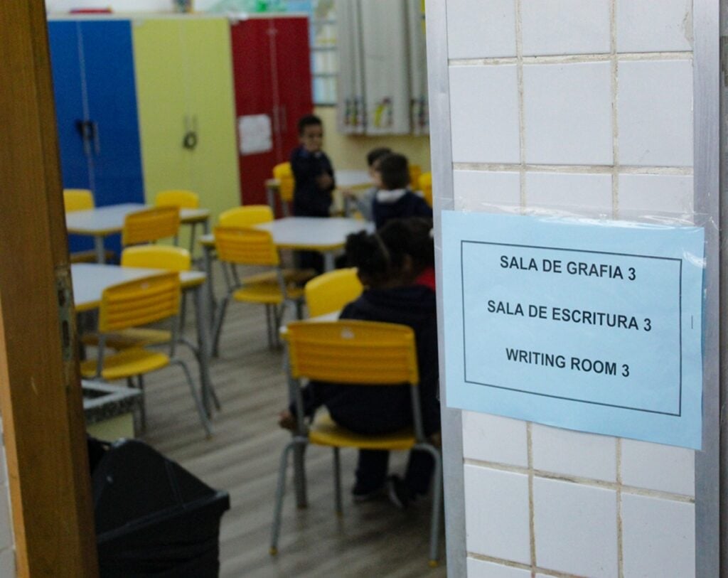 Sinalização em diferentes idiomas ajudam alunos com dificuldades com português