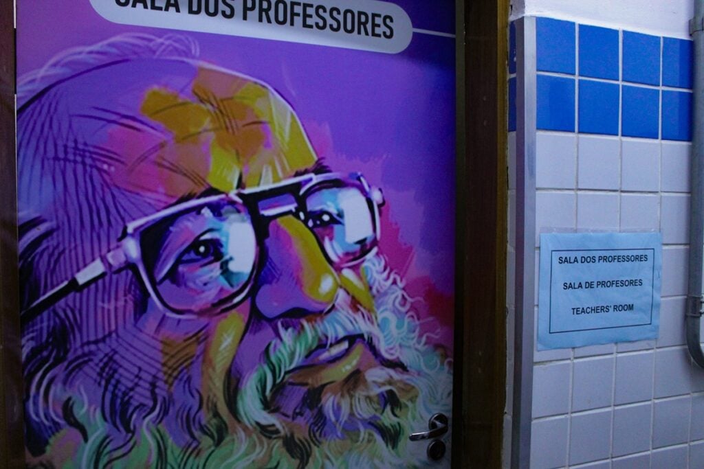 A porta da sala dos professores ao lado a identificação com outros idiomas
