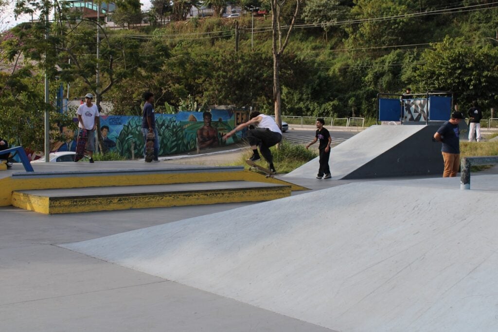 Jovem fazendo manobra com o skate