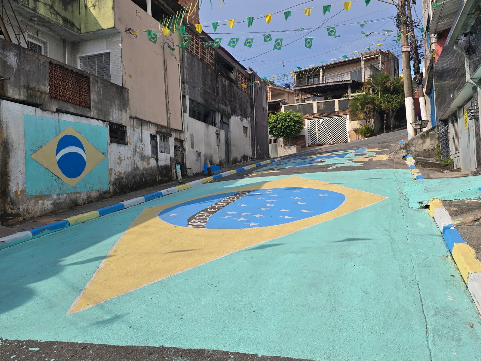 Moradores do Jardim Ângela, na zona sul de São Paulo, apostaram na tradicional bandeira  brasileira, unida com bandeirinhas de São João verde e amarelas