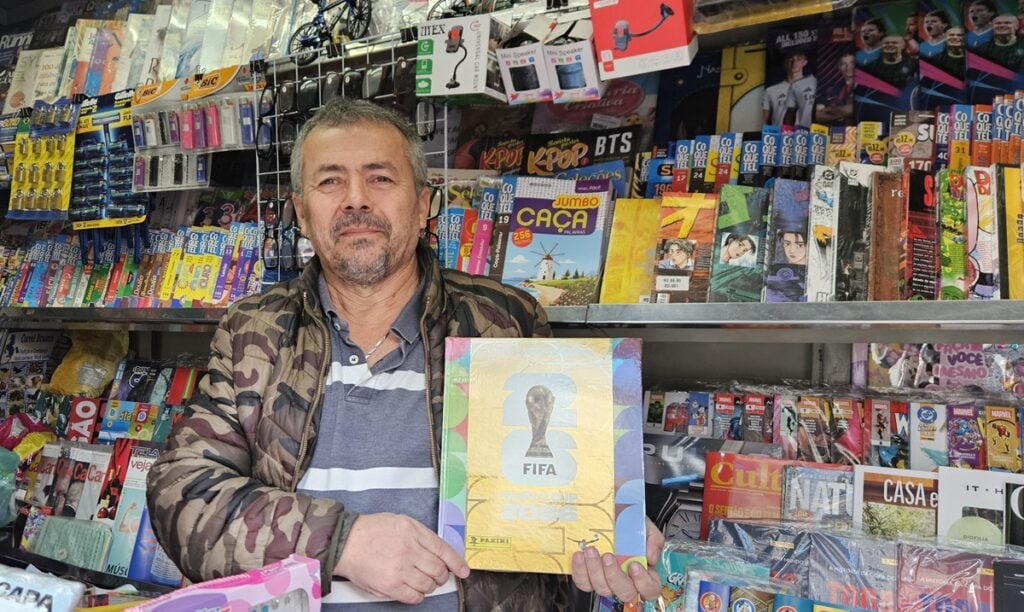 Jornaleiro desde os anos 80, Sandro já viu gerações passar por sua banca em busca de figurinhas