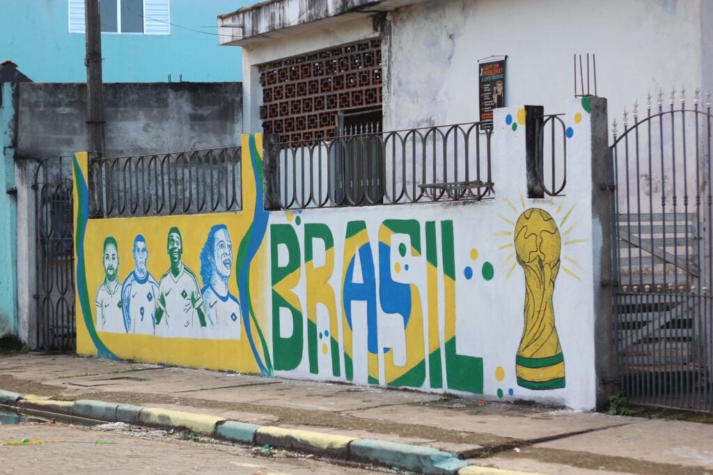 Pinturas temáticas da Copa do Mundo em muro de residência