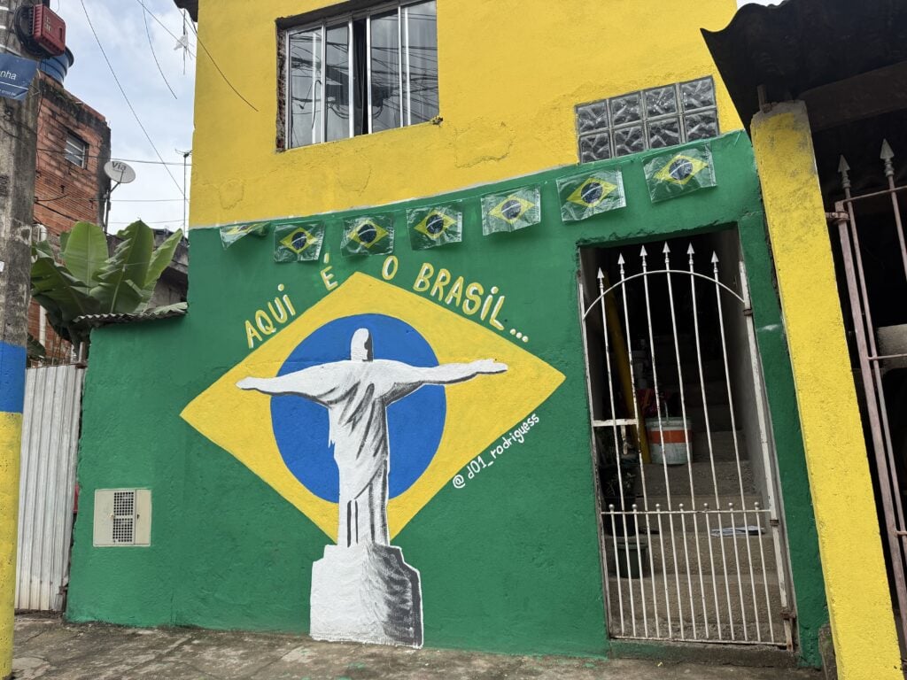 Pinturas temáticas da Copa do Mundo em muro de residência. Reprodução_ Lucas Perez_