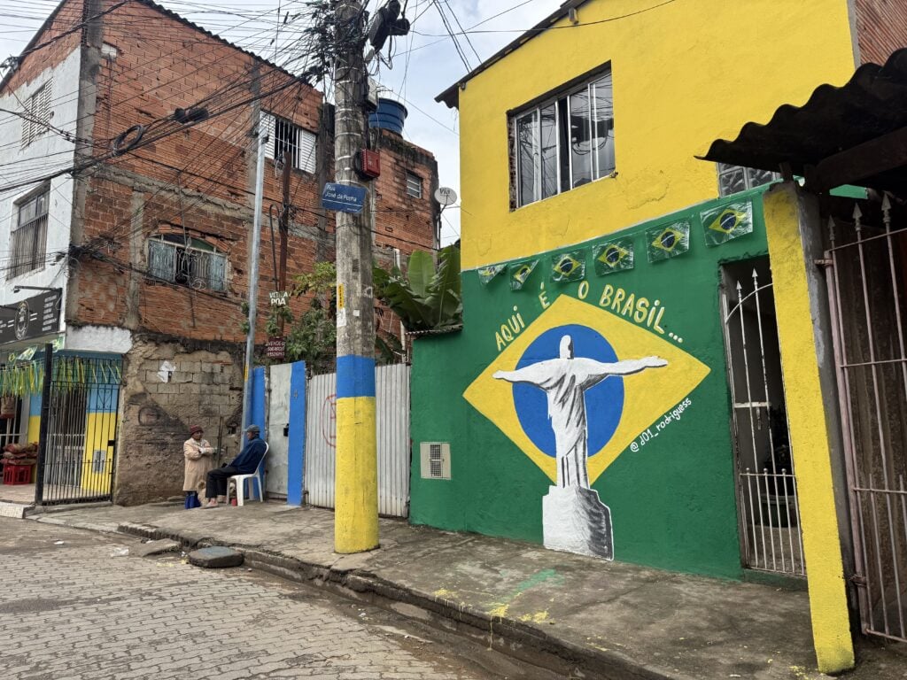 Pinturas temáticas da Copa do Mundo em muro de residência. Reprodução_ Lucas Perez_(1)
