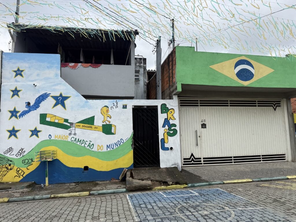 Pinturas temáticas da Copa do Mundo em muro de residência. Reprodução_ Lucas Perez_(2)