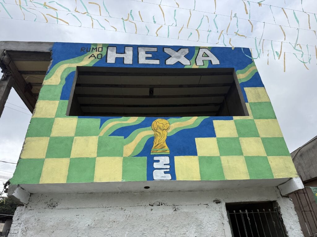 Pinturas temáticas da Copa do Mundo em muro de residência. Reprodução_ Lucas Perez_(3)