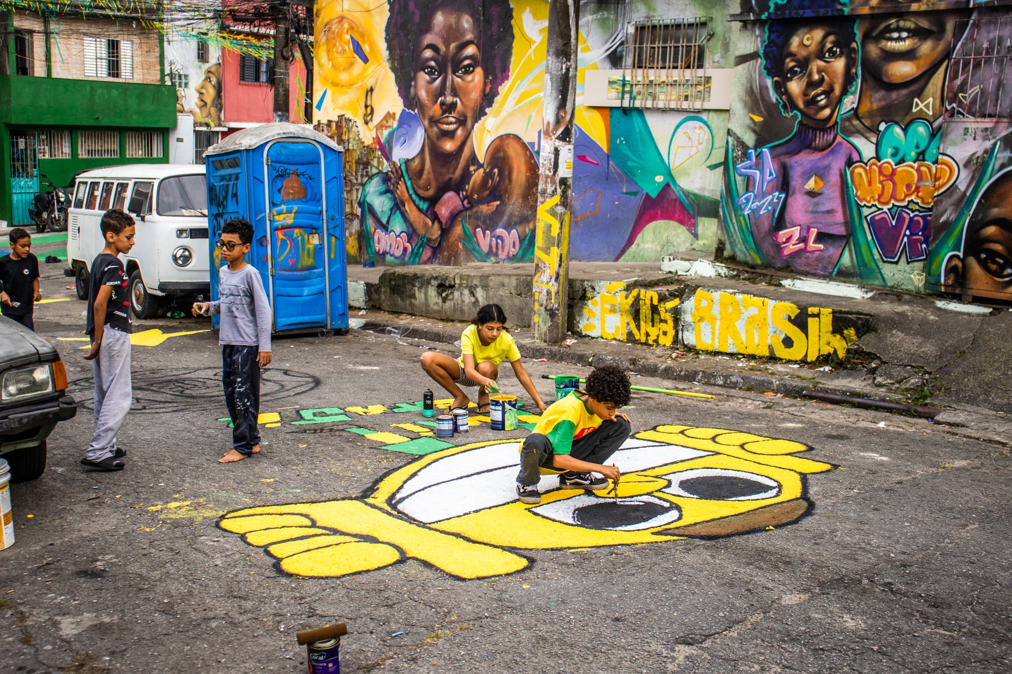 Meninas e meninos de São Mateus soltam a imaginação e ocupam vielas do distrito