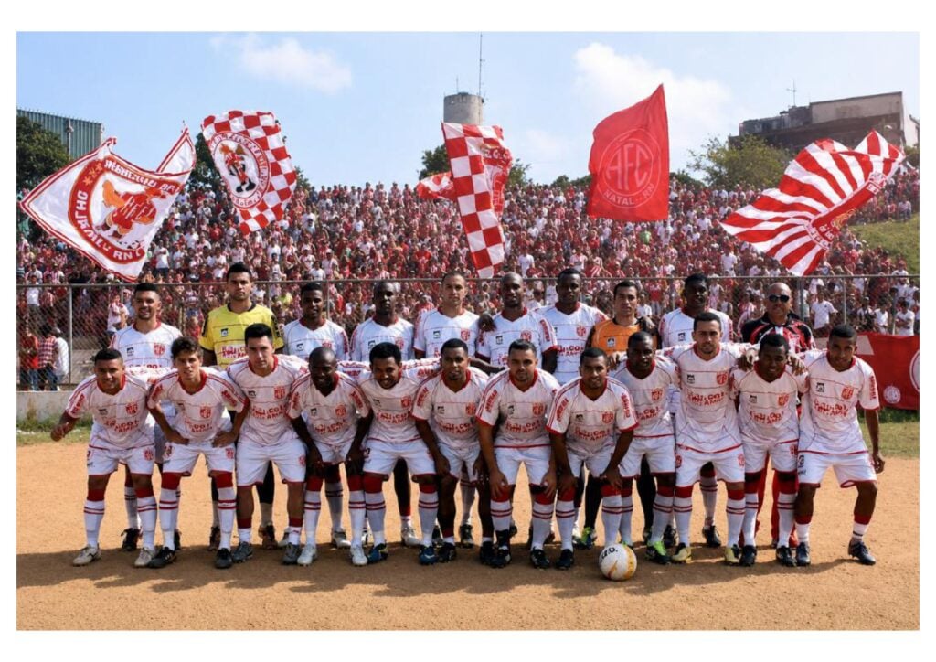 Time do Comercial posa para foto oficial diante de sua torcida