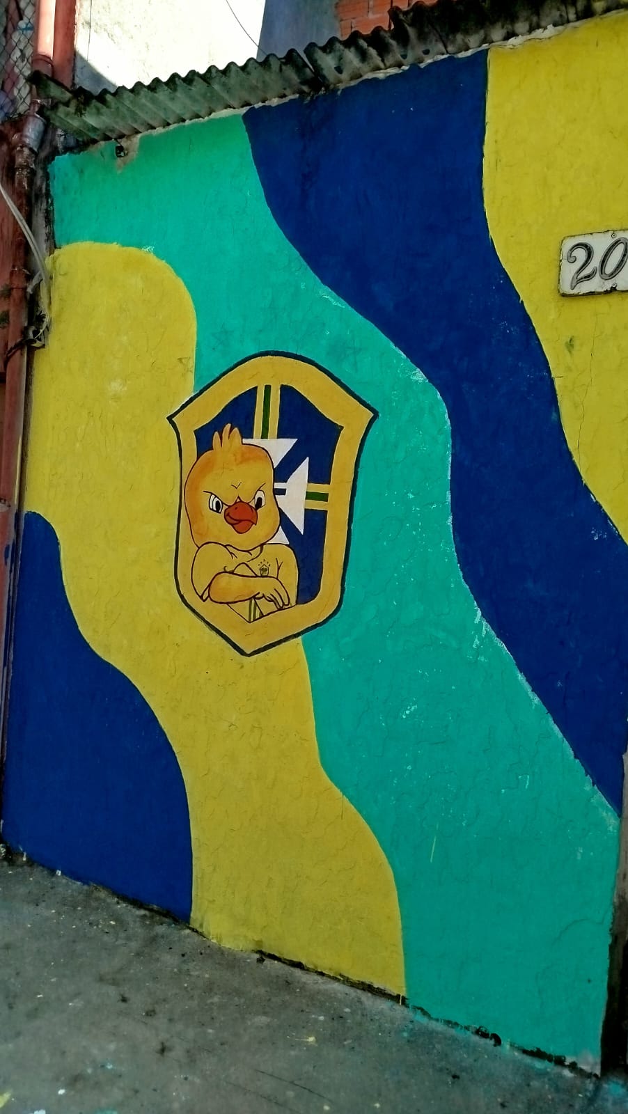 No Jardim Eldorado, em Diadema, o Canarinho Pistola rouba a cena em muro da cidade