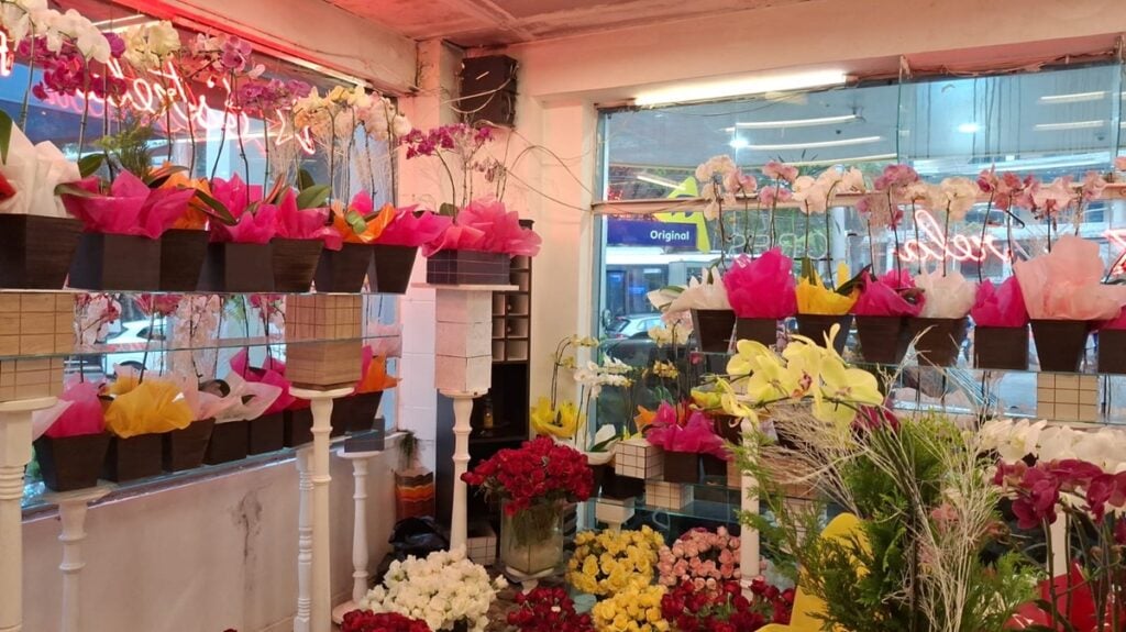 O espaço dispõe de diversos vasos de flores, buquês e arranjos para presentes