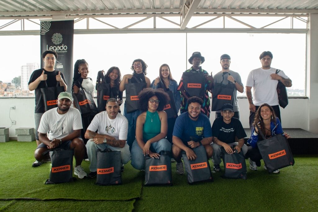 Jovens que participam da formação ganham brindes dos parceiros do projeto