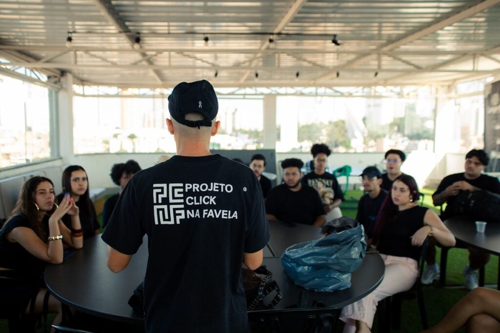 Daniel conversa com os jovens do projeto e as aulas práticas de fotografia