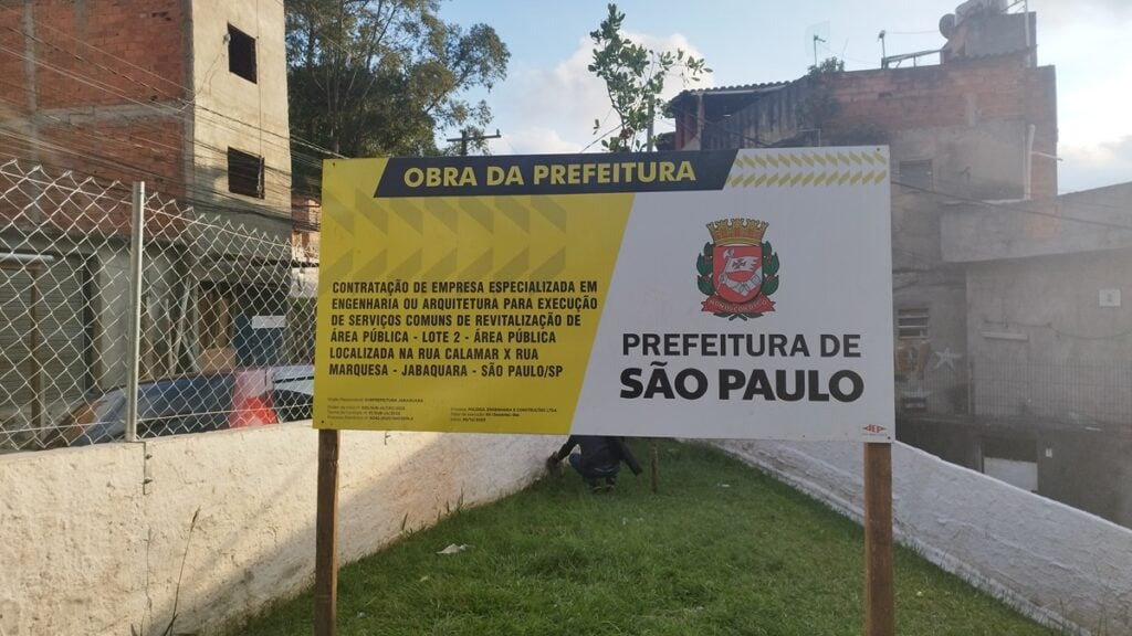 Placa da prefeitura na praça Marquesa