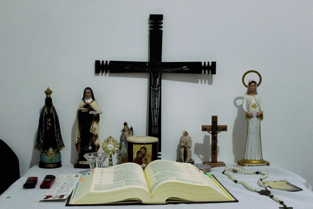 João tem um espaço na casa com as imagens religiosas