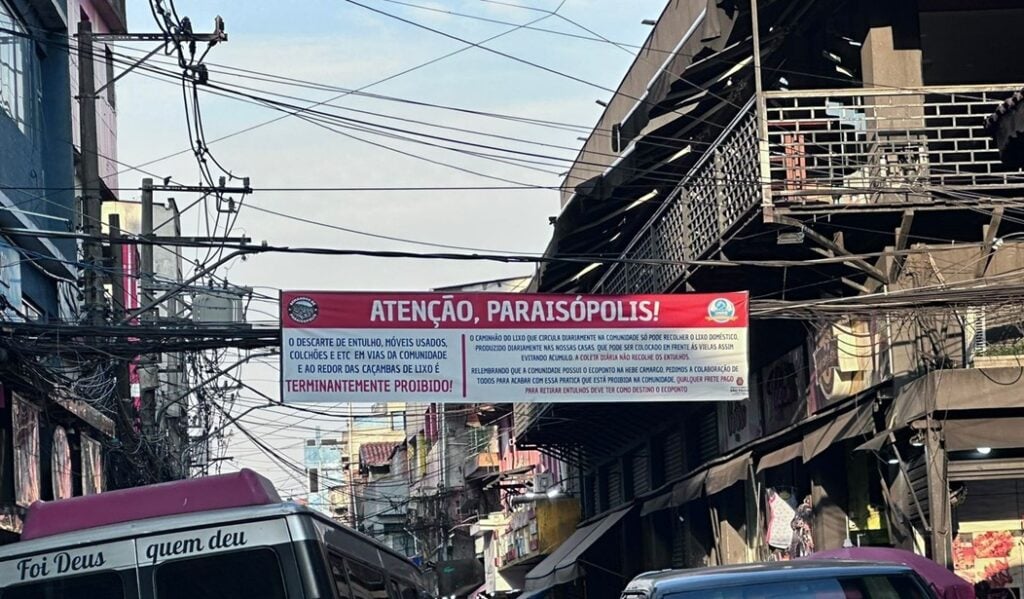 Faixa com o aviso sobre a proibição do descarte de lixo nas vielas