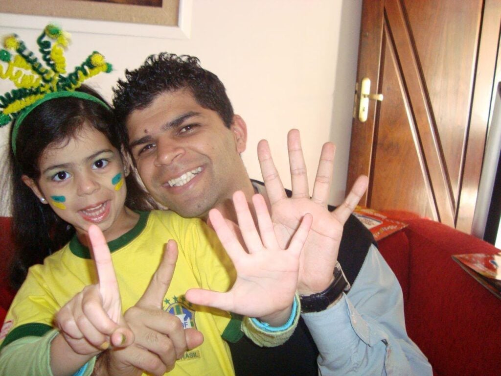 Criança, Isabela mostra nas mãos o sonho do Brasil no futebol: levantar a taça seis vezes