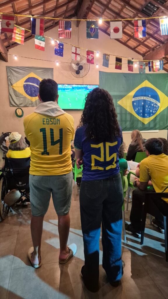 Ela se reuniu com amigos e familiares para torcer pelo Hexa