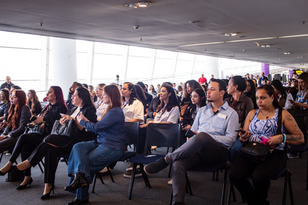 Empreendedores e visitantes acompanham programação no Fiel Conecta. 