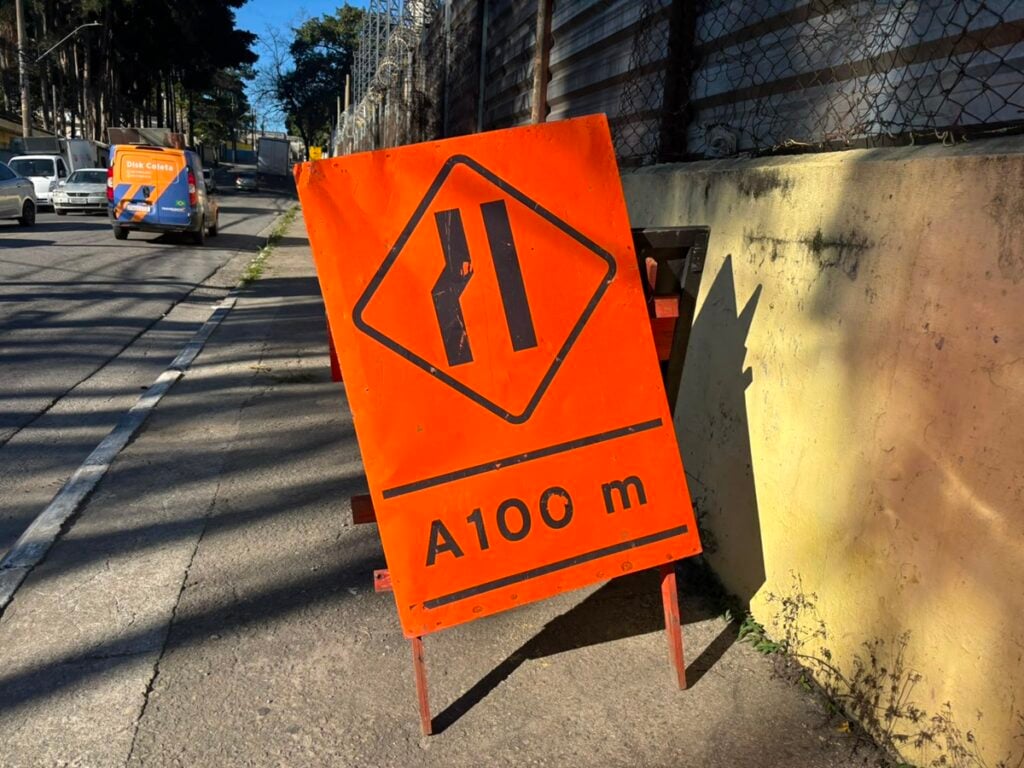 Placa de sinalização de obras na Rua Sílvio Manfred, no bairro de Cumbica