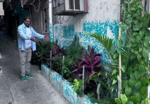Morador de Paraisópolis transforma vielas em áreas verdes e mobiliza comunidade contra o lixo